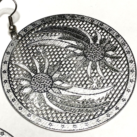 Dias Disc Earrings - Picture 3 of 3